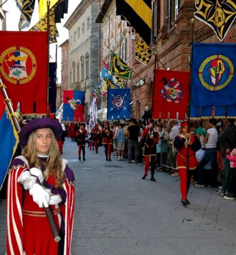 CITTA’ DELLA PIEVE SI PREPARA ALLA “CACCIA DEL TORO 2013” Dal 12 al 25 Agosto la Città del Perugino vi aspetta per la 41esima edizione del Palio dei Terzieri