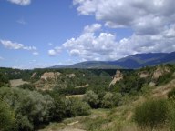 Vista delle caratteristiche Balse con sfondo sui monti del Pratomagno